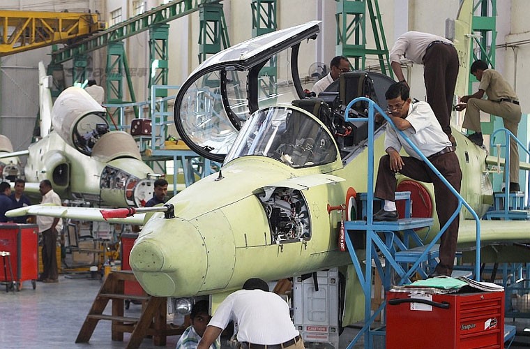 Hindustan Aeronautics Limited (HAL) là một trong các công ty hàng không không gian lớn nhất châu Á. Hiện nay, công ty này đảm nhiệm việc sản xuất và sửa chữa hầu hết máy bay cho Không quân Ấn Độ. Trong ảnh là gian sửa chữa các máy bay huấn luyện phản lực BAE Hawk.