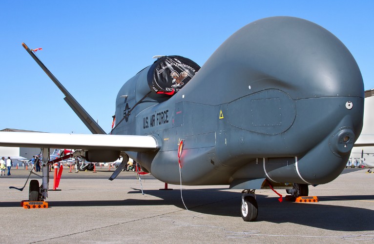 RQ-4 Global Hawk là thiết kế chiến thắng trong cuộc đua do cơ quan các dự án nghiên cứu phòng thủ tiên tiến (DARPA) khởi xướng năm 1995  . Hệ thống có khả năng cung cấp các tín hiệu ISR (tình báo, giám sát, trinh sát) bất thường, các hình ảnh của một khu vực địa lý rộng lớn có độ phân giải cao, trong mọi điều kiện thời tiết, bất kể ngày đêm.