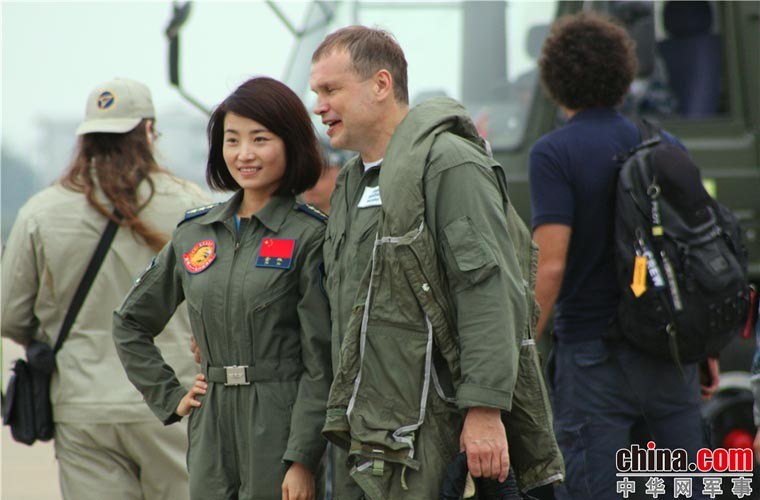 Tại triển lãm China Airshow 2014, đội bay biểu diễn Bát Nhất, Không quân Trung Quốc lần đầu tiên có 4 nữ phi công.