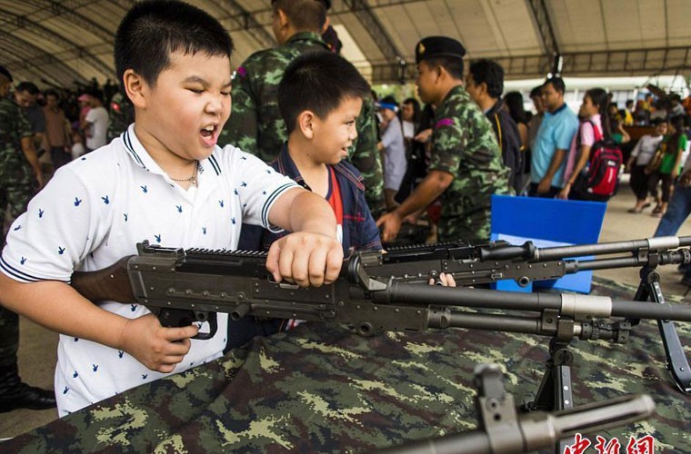 Nhân ngày thiếu nhi Thái Lan, Quân đội Thái Lan đã mở cửa căn cứ quân sự đón trẻ em vào thăm và cho phép các bé được sờ tận tay khẩu súng hầm hố của quân đội. Tất nhiên là các khẩu súng đã được kiểm tra kĩ, tháo bỏ đạn dược.