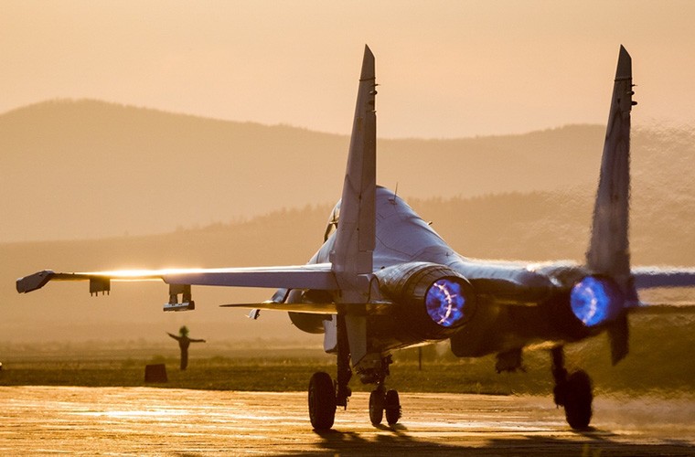 Những chiếc  chiến đấu cơ Su-30SM kết thúc một ngày huấn luyện ở căn cứ không quân Domna thường bằng một bài bay huấn luyện vào chập tối trước khi mặt trời lặn.