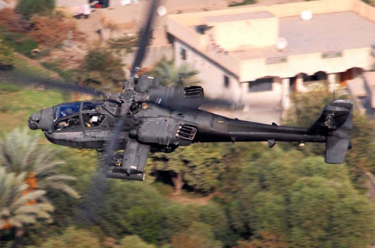  Trực thăng tấn công AH-64 Apache trong một sứ mệnh săn lùng các tay súng mang súng phóng lựu chống tăng RPG hay súng cối tại Baghdad, Iraq năm 2007.