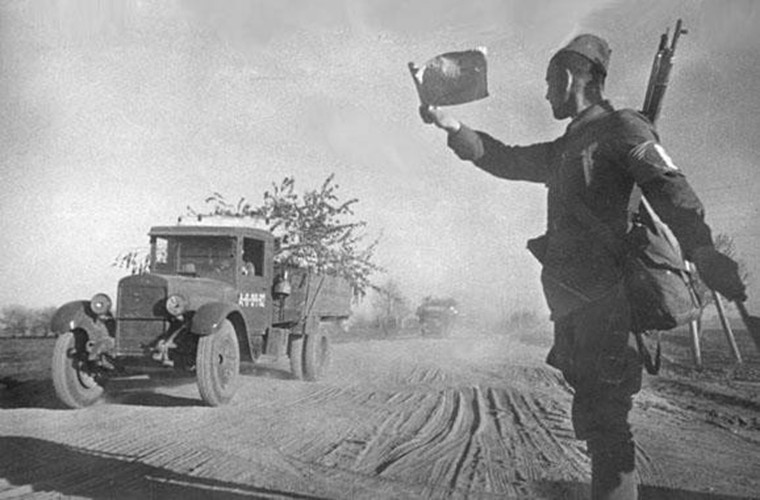 Trong giai đoạn từ năm 1944 cho đến khi Chiến tranh Thế giới thứ 2 kết thúc khi các cánh quân của Hồng quân Liên Xô bắt đầu tiến vào giải phóng Châu Âu thì nhu cầu về các đơn vị giao liên dẫn đường là rất lớn. Điều này cũng từng xảy ra với quân Đức khi Hitler bắt đầu kế hoạch đánh chiếm Châu Âu của mình và những bảng tên chỉ đường bằng tiếng Đức giờ đây đã bị thay thế bằng tiếng Nga.