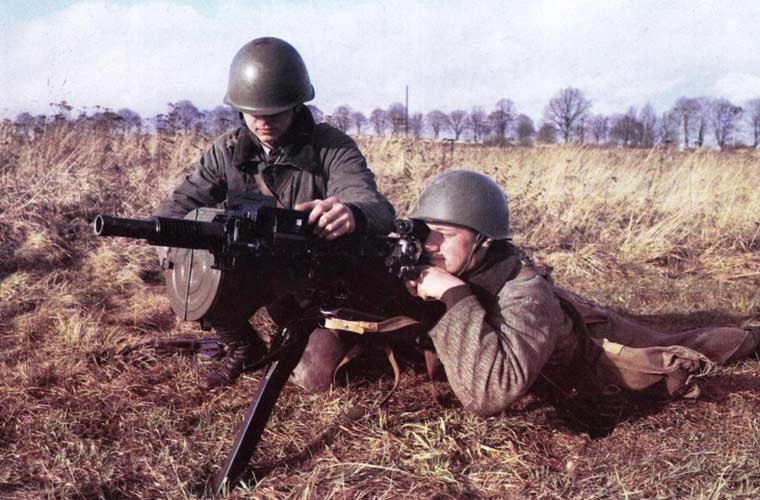 Trang tin quân sự Army Recognition dẫn lời nguồn tin thuộc ngành công nghiệp quốc phòng Nga cho hay, Bộ Quốc phòng Nga đang dần loại biên mẫu súng phóng lựu tự động thành công nhất của Liên Xô trước tới nay AGS-17. Thay thế nó là cái tên không mấy quá xa lạ AGS-30 cũng sử dụng đạn 30mm.