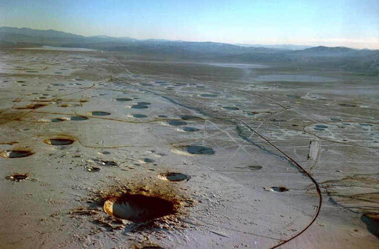 Bãi thử nghiệm vũ khí Nevada từ đầu những năm 1950 đã trở thành nơi Quân đội Mỹ thử nghiệm các loại  bom hạt nhân của nước này. Dấu tích của chúng vẫn còn nguyên mặt đất sau hơn 60 năm với mức độ phóng xạ trong không khí luôn vượt mức cho phép.