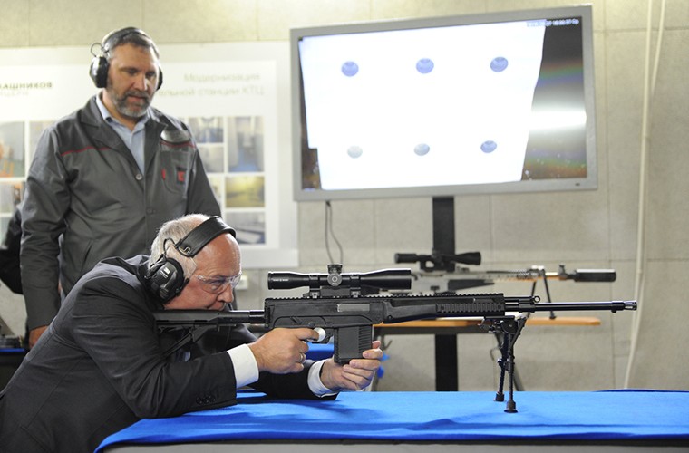 Theo Army Recognition, Tập đoàn sản xuất vũ khí Kalashnikov của Nga đang phát triển một mẫu súng trường bán tự động thế hệ mới có tên SK-16 dành cho thị trường dân sự lẫn quân sự.