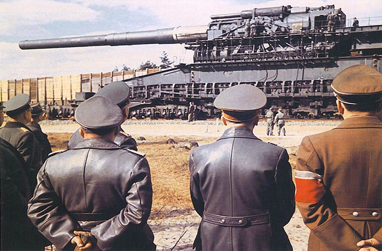 Schwerer Gustav là siêu pháo lớn nhất của Đức trong Chiến tranh Thế giới thứ 2 và có cỡ nòng lên đến 800mm. Nó được phát triển và cuối những năm 1930 bởi công ty vũ khí Krupp. Tất nhiên người Đức chế tạo hệ thống  pháo Schwerer Gustav là nhằm chuẩn bị cho kế hoạch đánh chiếm Châu Âu với mục tiêu đầu tiên là hệ thống phòng tuyến Maginot của Pháp được xây dựng dọc biên giới với Đức.