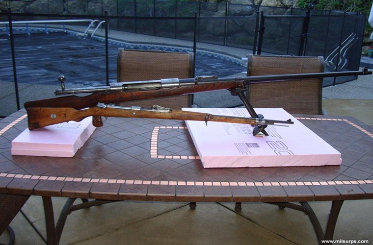 Mauser 1918 T-Gewehr được biết tới như là súng chống tăng đầu tiên trên thế giới, nó được thiết kế và phát triển trong Chiến tranh Thế giới thứ I - cuộc chiến đầu tiên có sự tham gia của những cỗ máy bọc thép trên chiến trường. Tất nhiên, trước Mauser 1918 cũng có một số mẫu súng chống tăng khác, nhưng Mauser 1918 là khẩu súng hoàn chỉnh và được đưa vào sử dụng rộng rãi nhất.