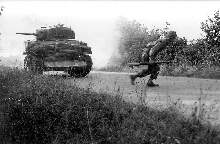 Sau khi đổ bộ lên bờ biển Normandy vào ngày 6/6/1944, ngay lập tức  quân Đồng Minh đã triển khai kế hoạch đánh chiếm toàn bộ các khu vực trọng yếu như Saint-Lô, Caen và Bayeux. Cùng với đó là việc thiết lập các phòng tuyến kéo dọc bờ biển Normandy với các cánh quân tiến sâu vào trong nội địa nước Pháp từ 9-16km tình từ bờ biển.