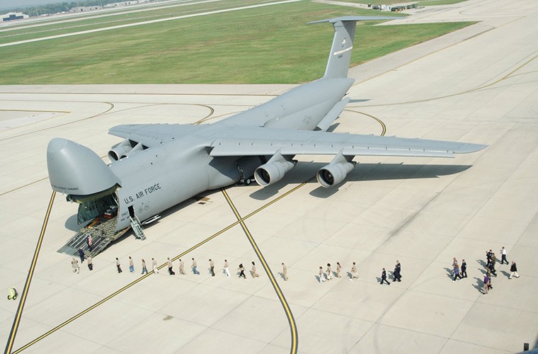 Theo Business Insider, một chiếc  máy bay vận tải C-5 Galaxy có chiều dài tới hơn 75m và cao gần 20m - với kích thước đó nó là mẫu máy bay vận tải quân sự lớn nhất của Không quân Mỹ. Khoang chứa hàng của C-5 cũng khổng lồ không kém với chiều dài gần 37m, cao 5.8m, thiết kế trên giúp nó có thể vận chuyển hầu hết mọi trang thiết bị quân sự của Quân đội Mỹ từ xe tăng cho tới cả máy bay.