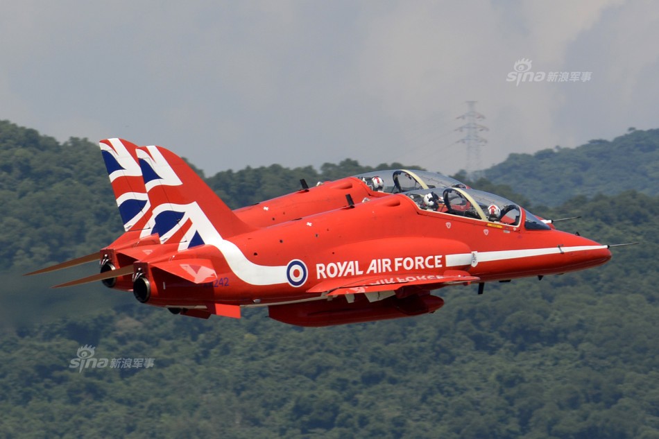 Dù không có mấy hợp tác quân sự - kỹ thuật với Trung Quốc, tuy nhiên tại Chu Hải Airshow 2016, Không quân Hoàng gia Anh đã cử  phi đội Red Arrow (Mũi tên đỏ) tới Trung Quốc bay biểu diễn.