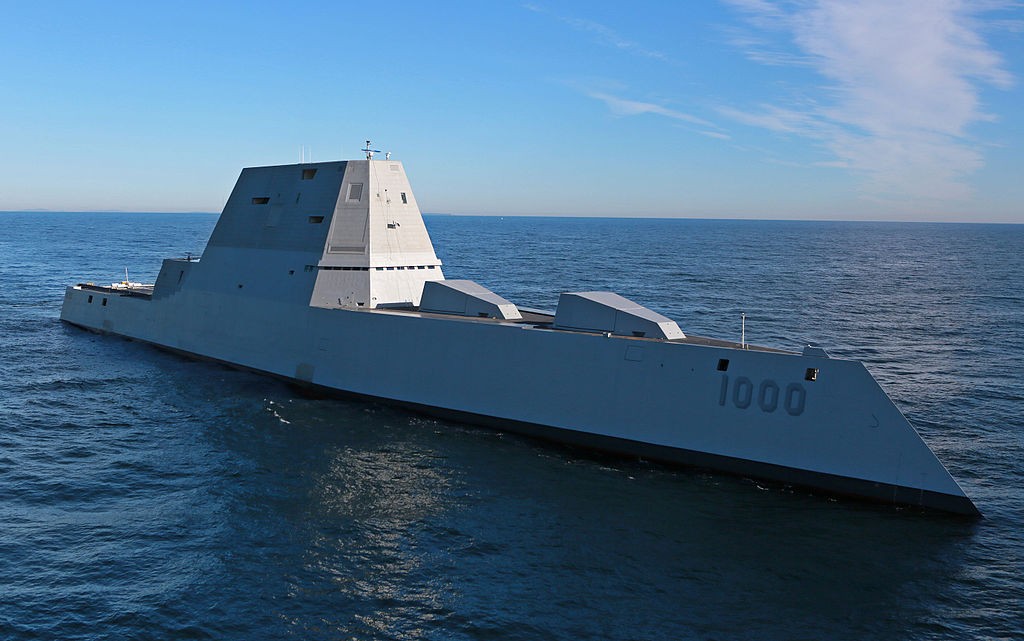 Hải quân Mỹ đã tiếp nhận  tàu khu trục DDG-1000 USS Zumwalt - chiếc đầu tiên thuộc lớp tàu chiến tàng hình tương lai của Hải quân Mỹ. Con tàu trị giá khoảng 7,5 tỷ USD, bao gồm cả chi phí phát triển mang trong nó nhiều công nghệ tối tân. Ảnh: Hải quân Mỹ