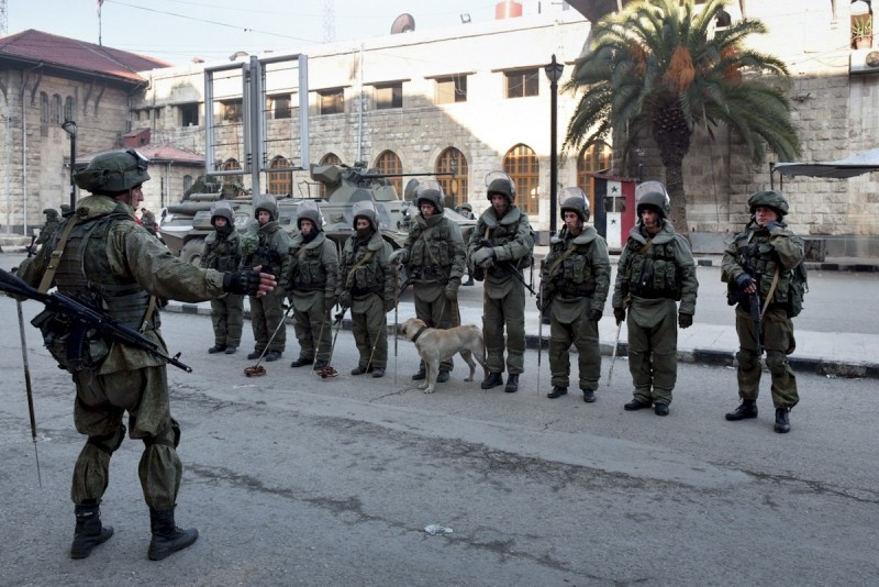 Giải phóng thành phố Aleppo, Syria khỏi sự kiểm soát của phe nổi dậy mới chỉ là bước đầu trong việc đưa cuộc sóng nơi đây trở lại bình thường. Sau khi thành phố được giải phóng,  quân đội Nga đã điều động lực lượng đặc nhiệm xử lý bom mìn tới thành phố làm nhiệm vụ. Ảnh: Bộ Quốc phòng Nga.