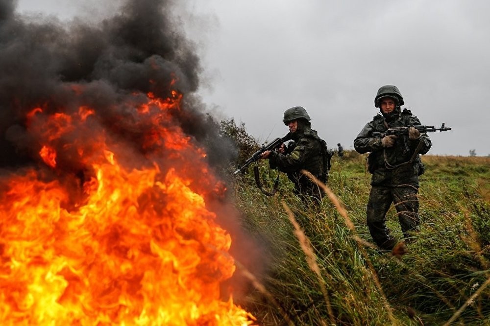 Tới sáng hôm nay 21/9, Cuộc tập trận liên hợp Zapad 2017 giữa Nga-Belarus đã chính thức kết thuộc sau 6 ngày diễn ra từ hôm 14/9. Nhưng chắc chắn dư âm của nó vẫn còn ở lại Đông Âu, bởi đây không chỉ là một cuộc tập trận đơn thuần mà còn là thông điệp rõ ràng nhất của Moscow dành cho NATO, Rằng Nga sẽ không bỏ qua cho bất cứ hành động chống phá lại nước Nga hay đồng minh của họ đến từ những cái đầu mưu mô đang ngồi ở Bruxelles. Ảnh: Bộ Quốc phòng Nga.