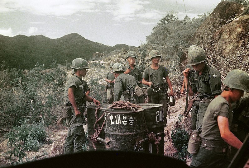 Hàn Quốc là một trong những nước chư hầu của Mỹ gửi quân sang tham chiến tại đông nhất trong thời kỳ diễn ra chiến tranh Việt Nam. Số lượng quân lính Hàn Quốc được gửi sang Việt Nam nhiều thứ hai, chỉ sau Mỹ. Nguồn ảnh: Wiki.