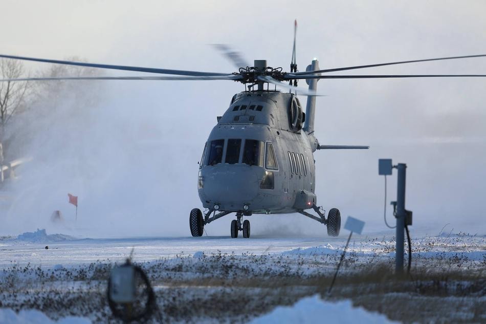 Theo Bộ Quốc phòng Nga, Tập đoàn Trực thăng Nga - Russian Helicopters đã hoàn tất việc thử nghiệm nguyên mẫu "ngựa thồ đường không" mới cho quân đội nước này là  Mi-38T - biến thể quân sự của dòng trực thăng vận tải Mi-38. Những hình ảnh đầu tiên về biến thể Mi-38T cũng được Russian Helicopters công bố vào cuối tuần này. Nguồn ảnh: Sina.