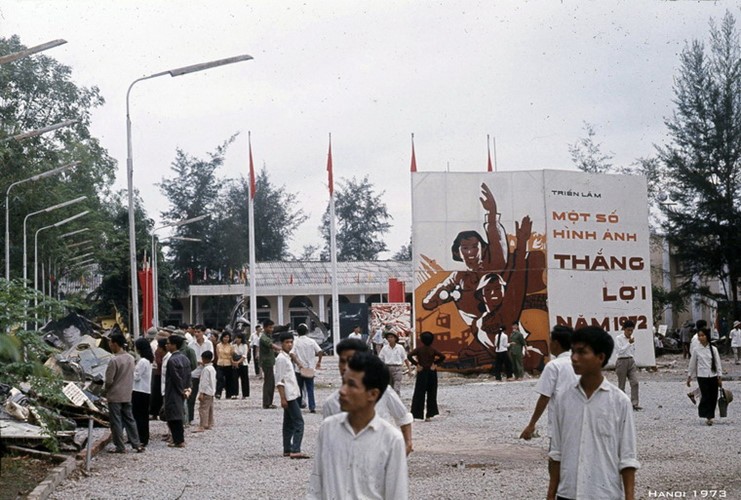 Năm 1973, ngay sau khi hòa bình lập lại ở miền Bắc, Quân đội Nhân dân Việt Nam đã tổ chức một buổi triển lãm đặc biệt trưng bày nhiều khí tài chiến lợi phẩm thu được của quân địch và cả xác các loại máy bay Mỹ bị quân dân ta bắn rơi trong kháng chiến chống Mỹ. Nguồn ảnh: Flick Manh Hai