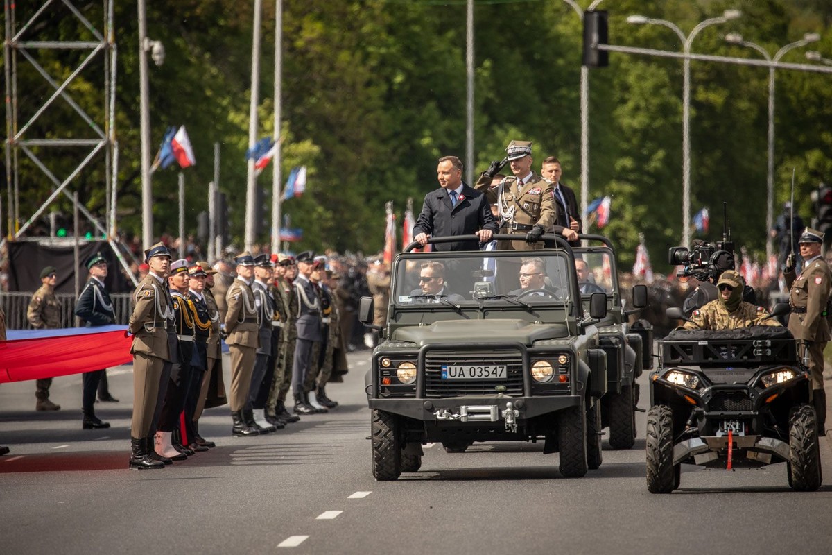 Hôm 3/5, tại Thủ đô Warsaw, Quân đội Ba Lan đã tiến hành cuộc duyệt binh kỷ niệm 20 năm gia nhập  khối quân sự NATO và 15 năm gia nhập Liên minh châu Âu (EU). Cuộc duyệt binh được tổ chức với quy mô tương đối lớn, khoe nhiều vũ khí khí tài hiện đại, tuy nhiên mục đích hành động này e là hiếm thấy. Nguồn ảnh: Bmpd