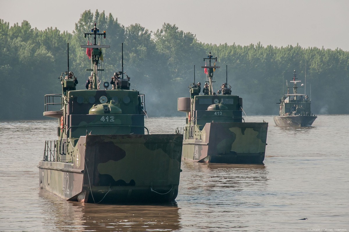 Hôm 20/5,  thủy quân Serbia đã tổ chức cuộc tập trận "quy mô lớn" trên sông Tisza với sự tham gia của hầu hết các tàu bè lớn nhất nước này. Nguồn ảnh: Bộ Quốc phòng Serbia