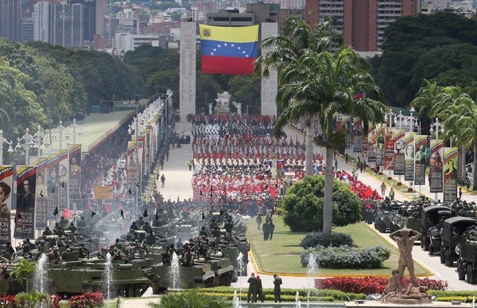 Hôm 5/7, tại thủ đô Caracas,  Quân đội Venezuela đã tiến hành cuộc duyệt binh kỷ niệm 208 năm Quốc khánh. Nguồn ảnh: dambiev