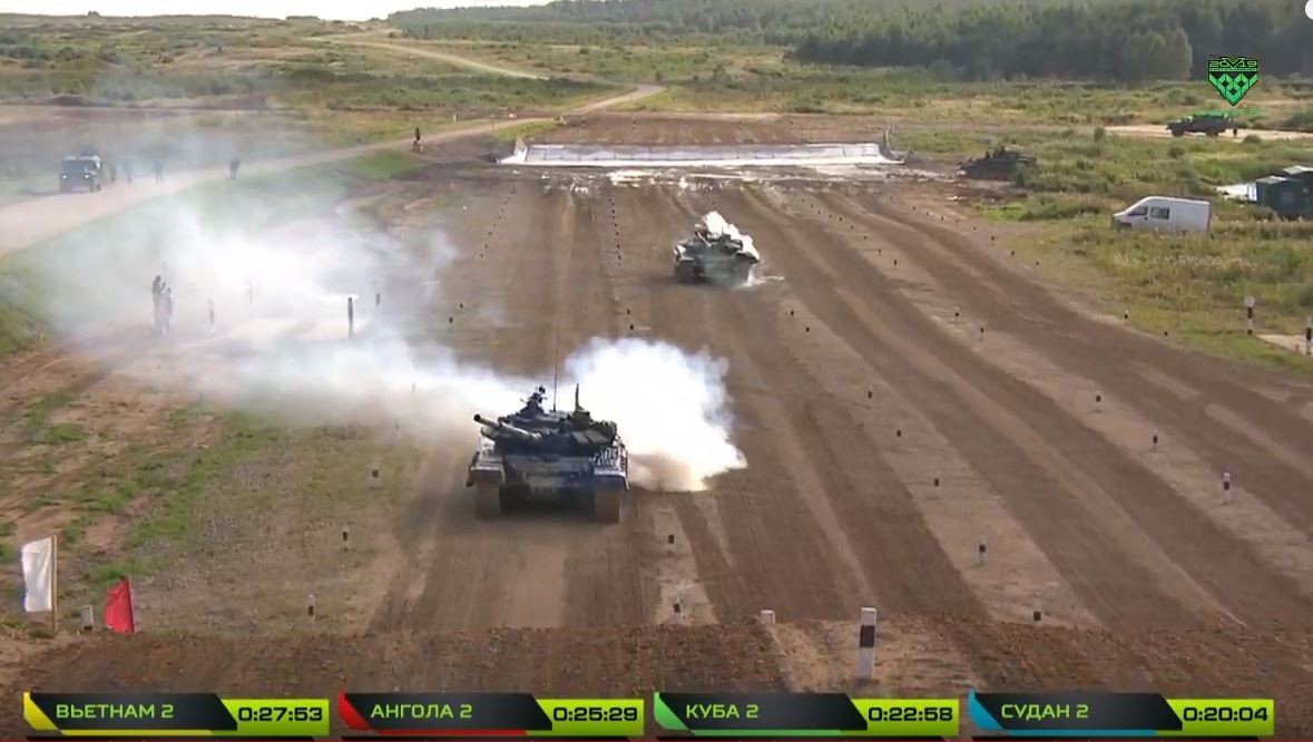 Thật vậy, trong khi Việt Nam đang hoàn thành vòng thứ 3 của trận đấu  Tank Biathlon 2019 tối 6/8 – nội dung “xe tăng hành tiến bắn mục tiêu”, kíp xe Sudan mới chạy được một vòng, đã thế khi qua hồ do không mở cửa chớp thoát nhiệt đã dẫn tới động cơ quá nhiệt, tắt máy. Nguồn ảnh: Tzvezda