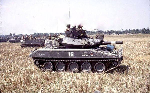 Ngoài M41 Bulldog, M48 Patton, trong  chiến tranh Việt Nam, Quân đội Mỹ còn triển khai thêm vài loại xe tăng đặc biệt, trong đó nổi bật lên là M551 Sheridan. Đó là một trong những loại xe tăng hạng nhẹ hiện đại nhất lúc bấy giờ của Quân đội Mỹ. Không một thế hệ tăng hạng nhẹ nào của Liên Xô (Nga) sánh được. Nguồn ảnh: Pinterest