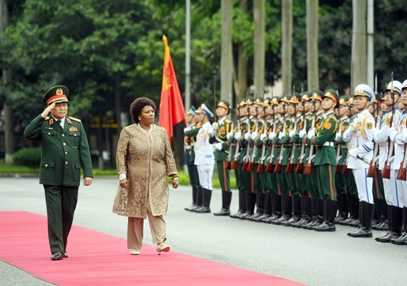 Theo báo QĐND, hôm 22/8, Bộ trưởng Quốc Phòng và Cựu chiến binh Cộng hòa Nam Phi - bà Nosiviwe Noluthando Mapisa - Nqakula đẫn đầu Đoàn đại biểu quân sự cấp cao Bộ Quốc phòng Nam Phi, thăm chính thức Việt Nam từ ngày 22 đến 26/8. Ảnh: Đại tướng Ngô Xuân Lịch và bà Nosiviwe Noluthando Mapisa - Nqakula duyệt Đội danh dự Quân đội nhân dân Việt Nam. Ảnh: QĐND