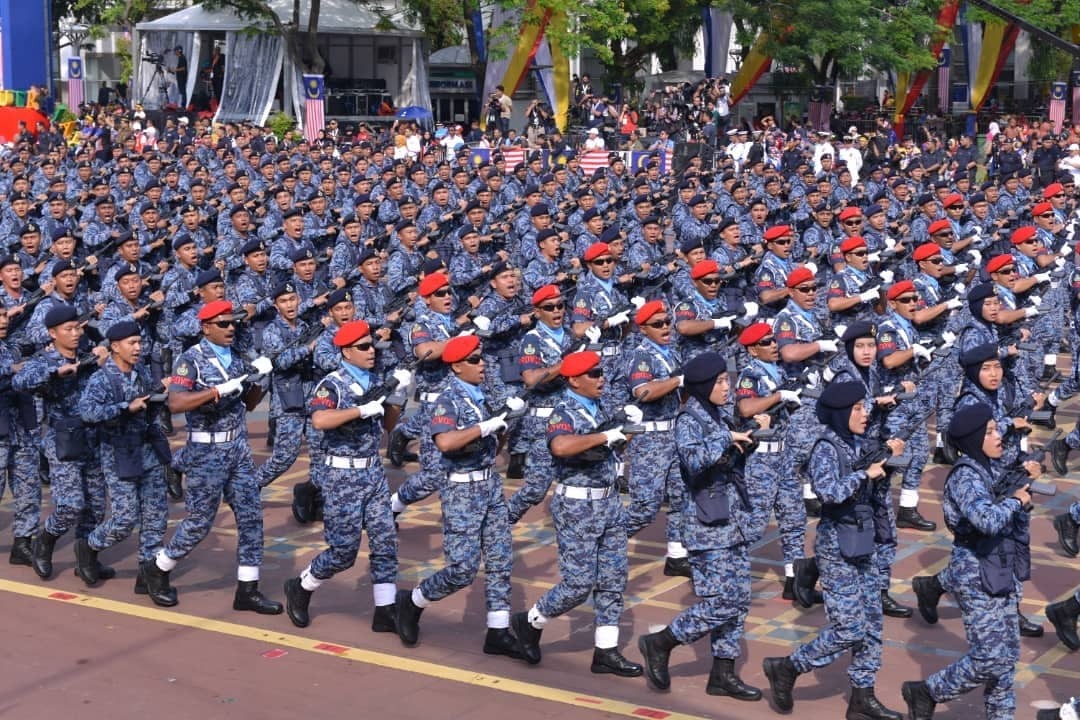 Hôm 31/8/2019, nhân kỷ niệm 62 năm  quốc khánh Malaysia,chính quyền nước này đã tiến hành cuộc diễu binh, diễu hành quy mô lớn với sự tham gia của hàng nghìn người. Đặc biệt, gây sự chú ý nhất là màn diễu duyệt binh của lực lượng vũ trang nước này. Ảnh: kemenierian pertahanan