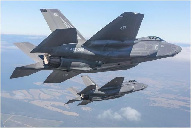 Với khả năng tàng hình của F-35C, biến loại tiêm kích hạm này của Mỹ, luôn có lợi thế trước các loại tiêm kích hạm hiện có của các quốc gia khác; cho dù đó là Su-33, MiG-29K của Nga, J-16 của Trung Quốc hay Rafale của Pháp. Ảnh: Tiêm kích hạm tàng hình F-35C của Hải quân Mỹ.