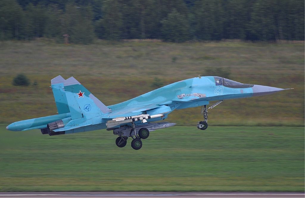  Sukhoi Su-34 (tên ký hiệu của NATO là Fullback - Hậu vệ), là loại máy bay tiêm kích bom và tấn công tiên tiến của Nga; tuy nhiên người ta thường gọi loại máy bay này là "Thú mỏ vịt", do đầu máy bay giống con thú mỏ vịt. Ảnh: Máy bay Su-34. Nguồn Wikipedia.