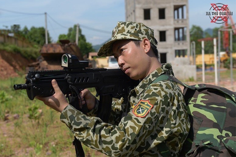 Mới đây, những hình ảnh đầu tiên về chương trình “Xạ thủ đua tài” do kênh truyền hình QPVN thực hiện đã được công bố. Điều đặc biệt là nó ngay lập tức được giới đam mê quân sự chú ý với sự xuất hiện của hàng loạt mẫu súng vô cùng hiện đại đã và sắp được biên chế cho Quân đội nhân dân Việt Nam, tạo một sự thích thú vô cùng lớn cho người xem. Ảnh: Nhân vật trải nghiệm với súng TAR-21. Nguồn ảnh: Xạ thủ đua tài.