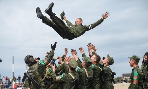 Hội thao quân sự Quốc tế ARMY Games là một hoạt động quân sự thường niên được khởi xướng bởi Quân đội Nga từ năm 2013 cho đến nay, mỗi năm tổ chức một lần. Cuộc thi là nơi cho Nga và các nước đồng minh cũng như các nước thân thiện với Nga có một sân chơi cọ xát quân sự, tăng cường tinh thần ngoại giao, đoàn kết giữa các quân đội với nhau.  Ảnh: Các binh sĩ Belarus tại cuộc thi ARMY Games do Nga tổ chức.