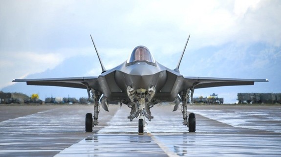 F-35 Lightning II được kết hợp giữa tính năng tàng hình tiên tiến, với tốc độ, khả năng siêu cơ động; hệ thống cảm biến hiện đại, hợp nhất; khả năng truyền và chia sẻ dữ liệu giữa các máy bay với các phương tiện trinh sát mặt đất, trên không và cả trên vũ trụ; mang đến cho phi công lợi thế trên tất cả các đối thủ. Ảnh:  Tiêm kích F-35A - Nguồn: Wikipedia.