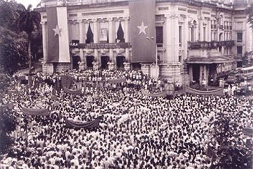 Ngày 19/8/1945 đã đi vào lịch sử vẻ vang của dân tộc Việt Nam, là một mốc son chói lọi hay còn được biết đến với tên gọi là cuộc  Cách mạng Tháng Tám vĩ đại với thành công vẻ vang, đánh đổ chính quyền đế quốc - thực dân, khai sinh ra nước Việt Nam Dân chủ Cộng hòa. Bộ đội ta với nòng cốt lực lượng tham gia là Việt Nam Giải phóng quân cùng quần chúng nhân dân hưởng ứng đông đảo đã làm nên chiến thắng vĩ đại. Ít ai biết rằng, tại thời điểm đó, bộ đội ta chỉ có trong tay những vũ khí vô cùng thô sơ. Ảnh: Cuộc mít tinh phát động khởi nghĩa giành chính quyền do Việt Minh tổ chức ngày 19/8/1945 tại Nhà hát lớn Hà Nội - Tư liệu.