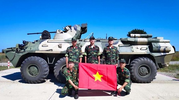 Trong những hình ảnh mới đây về Hội thao quân sự quốc tế Army Games 2020 do báo QĐND đăng tải, lần đầu tiên Việt Nam cử đội tham gia nội dung thi “Bầu trời quang đãng”. Được biết, đây là đội với thành phần tham dự chỉ 5 người, đều là các lưu học sinh quân sự Việt Nam tại Học viện Phòng không Lục quân Smolensk của LB Nga. Ảnh: Đội tuyển Việt Nam tham dự nội dung “Bầu trời quang đãng” chụp ảnh lưu niệm với thiết giáp BTR-82 - Nguồn: QĐND.