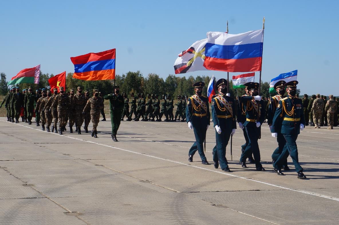 Cuộc thi "Bậc thầy pháo binh - 2020" nằm trong khuôn khổ hội thao quân sự quốc tế Army Games 2020, diễn ra tại vùng Saratov của Nga; được tổ chức từ ngày 25/8 đến ngày 3/9 tại trung tâm huấn luyện 631, thuộc lực lượng tên lửa và pháo binh của Lục quân Nga. Ảnh: Duyệt đội ngũ trong Lễ khai mạc cuộc thi - Nguồn: Army Games 2020