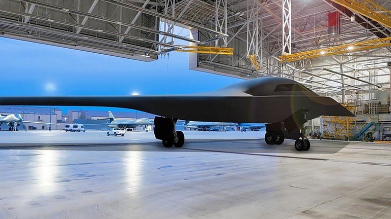  Máy bay ném bom tàng hình B-21 Raider là một biến thể của máy bay ném bom B-2 Spirit; theo kế hoạch, chiếc B-21 đầu tiên sẽ chính thức cất cánh trong chuyến bay thử vào cuối năm 2021. Ảnh: Máy bay tàng hình B-21 Raide - Nguồn: Wikipedia.