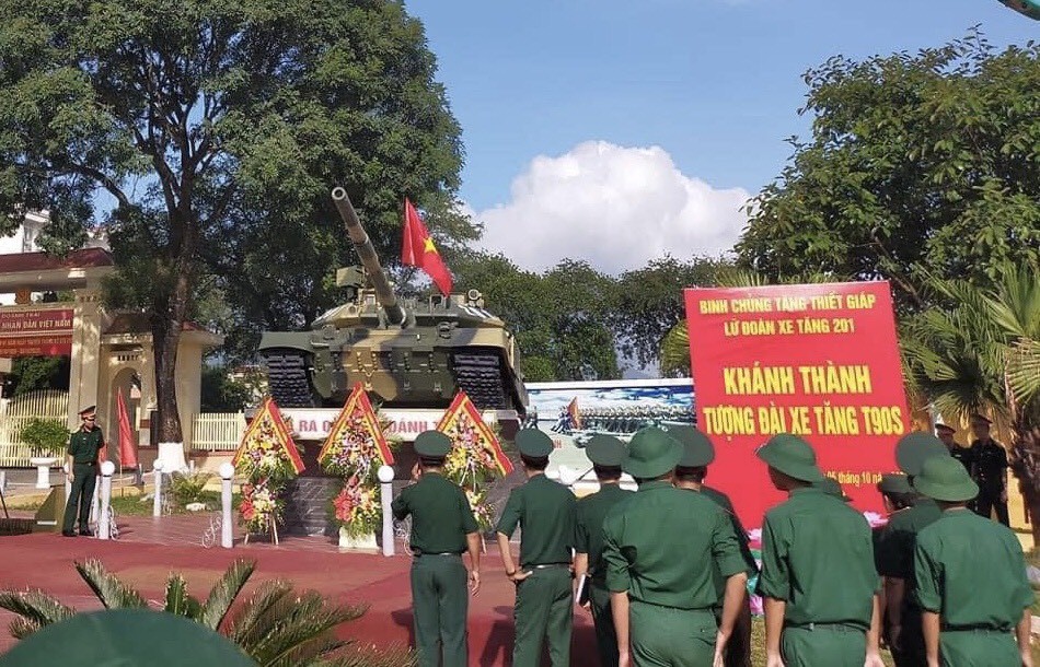 Ngày 5/10/2020 kỉ niệm 61 năm ngày thành lập  Binh chủng Tăng - Thiết giáp Việt Nam, lực lượng “Đã ra quân là đánh thắng”. Cũng nhân dịp này, tại Lữ đoàn xe tăng 201 đã cho khánh thành tượng đài xe tăng T-90S được đặt trang trọng phía trước cổng đơn vị với tỉ lệ 1:1 giống với xe tăng T-90S thật. Sự kiện đang rất thu hút được sự quan tâm của giới đam mê quân sự nước nhà. Ảnh: Quang cảnh buổi lễ khánh thành tượng đài xe tăng T-90S, do cán bộ Lữ đoàn 201 cung cấp.