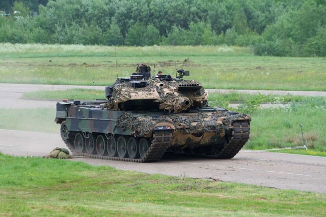  Xe tăng chiến đấu chủ lực Leopard 2A7 là phiên bản cải tiến sâu và hiện đại nhất hiện nay của dòng Leopard 2 dựa trên cơ sở chiến xa Leopard 2A6, chính thức đi vào biên chế của quân đội Đức từ năm 2014. Nó được mệnh danh là loại xe tăng mạnh mẽ nhất trên thế giới hiện nay và tốt nhất trong toàn khối NATO. Theo đánh giá, nó hoàn toàn vượt trội so với M1 Abrams của Mỹ hay AMX-56 Leclerc của Pháp. Ảnh: Xe tăng Leopard 2A7 của quân đội Đức.