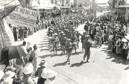 Ngày 10/10/1954, đúng 66 năm về trước là đã đi vào lịch sử của thành phố Hà Nội, một mốc son chói lọi đánh dấu mở đầu thời kỳ độc lập tự chủ của nước Việt Nam mới, đó chính là ngày mà Đoàn Vệ quốc quân từ chiến khu Việt Bắc tiến về  giải phóng Thủ đô, giải giáp tàn quân Pháp giữa sự chào đón nồng nhiệt của đồng bào sau 7 năm dài chờ đợi. Ảnh: Đoàn quân tiến vào Thủ đô giữa sự chào đón nồng nhiệt của nhân dân.