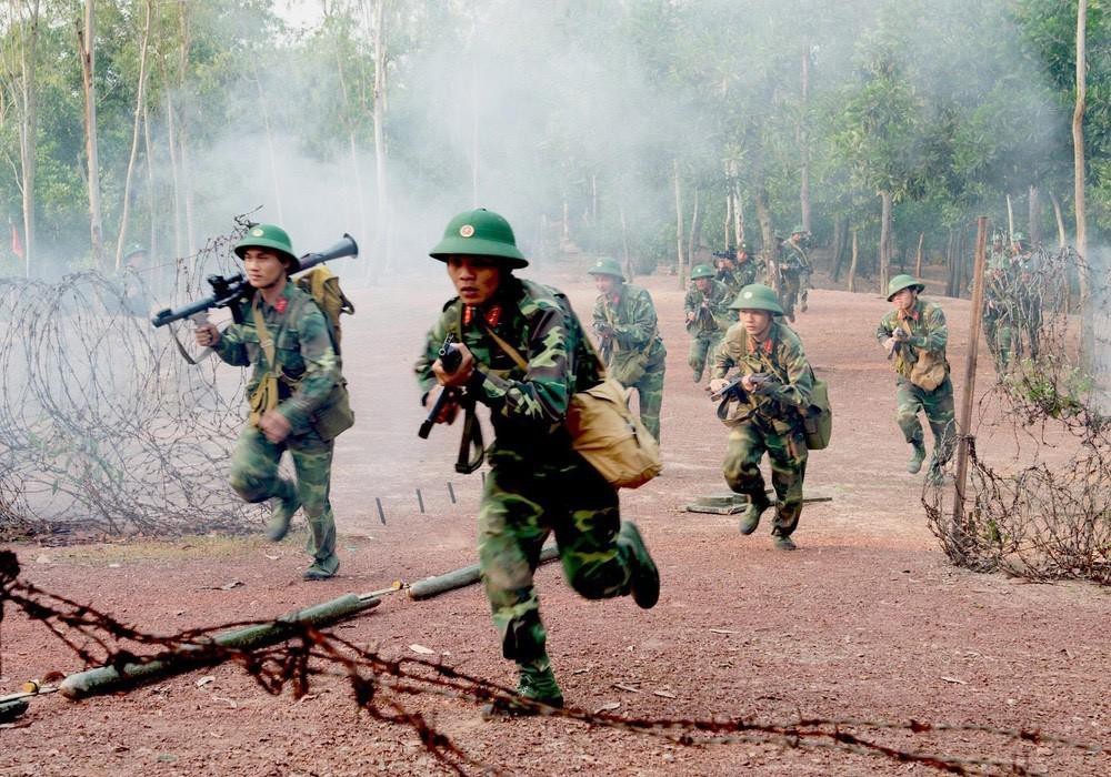 Súng trường bộ binh là loại vũ khí không thể thiếu của mỗi người lính thuộc Quân đội nhân dân Việt Nam trong chiến đấu. Dẫu vậy, quân đội ta vẫn còn đang biên chế đại trà loại  súng AK-47 và các biến thể của nó do khối Xã hội Chủ nghĩa anh em sản xuất vốn được viện trợ cho ta từ những năm Kháng chiến chống Mỹ, mẫu súng này vốn đã có lịch sử ra đời đến nay đã hơn 70 năm. Vậy tại sao nó vẫn được tin tưởng giao trọng trách là mẫu súng chủ lực trên chiến trường của người chiến sĩ? Ảnh: Chiến sĩ bộ binh tấn công vượt cửa mở trong diễn tập.