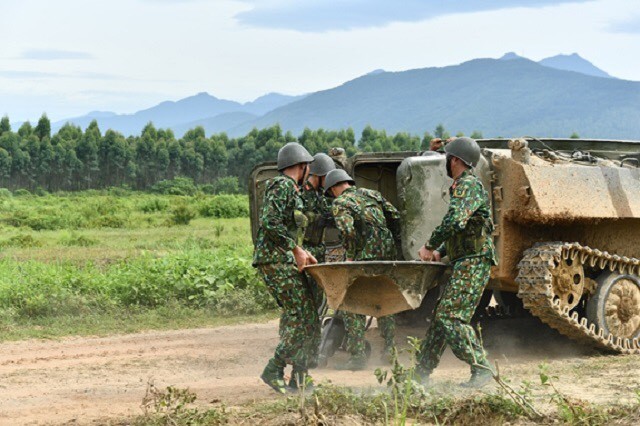 Năm 2017, quân đội ta chính thức đưa vào trang bị thử nghiệm mẫu quân phục ngụy trang K17 thay thế cho mẫu K07 cũ vốn đã có từ những năm 2000 tồn tại nhiều điểm bất cập. K17 được xem là mẫu ngụy trang mang tính cách mạng của người chiến sĩ Việt Nam khi mang trong mình một loạt các cải tiến đáng chú ý, cùng với đó là họa tiết có độ ẩn mình với môi trường xung quanh cực kỳ tốt, đã được chứng minh qua thời gian sử dụng thực tế. Ảnh: Chiến sĩ huấn luyện triển khai khẩu đội cối với quân phục K17.