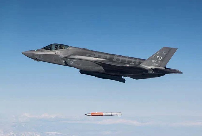 Cách đây không lâu, máy bay chiến đấu tàng hình F-35 của Mỹ lần đầu tiên tiến hành thử nghiệm thả một quả bom hạt nhân, điều này chứng minh cho thế giới bên ngoài thấy được khả năng răn đe hạt nhân, của loại máy bay chiến đấu tàng hình này. Ảnh: Chiếc F-35A thả mô hình bom B61-12 hôm 27/6/2019 - Nguồn: JPO