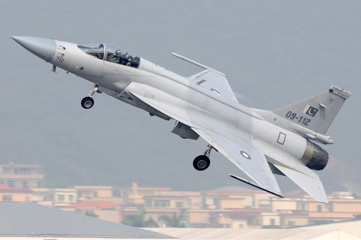 Ban đầu, JF-17 được thiết kế trở thành  máy bay chiến đấu đa năng hạng nhẹ, chi phí thấp, hoạt động trong mọi thời tiết. Khung máy bay được Trung Quốc thiết kế, trang bị hệ thống điện tử hàng không của phương Tây, động cơ phản lực cánh quạt RD93 của Nga và hai bên sẽ chia đều chi phí phát triển.