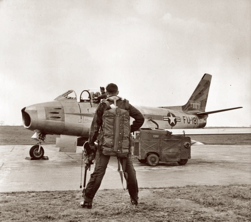 Mỹ bắt đầu biên chế  tiêm kích F-86 Sabre, cho Phi đoàn Tiêm kích số 94, thuộc Không đoàn Tiêm kích số 1 từ năm 1949. F-86 nhanh chóng trở thành chiến đấu cơ chủ lực của Mỹ trong chiến tranh Triều Tiên, bên cạnh một số tiêm kích đời cũ như F-80 và F-84.