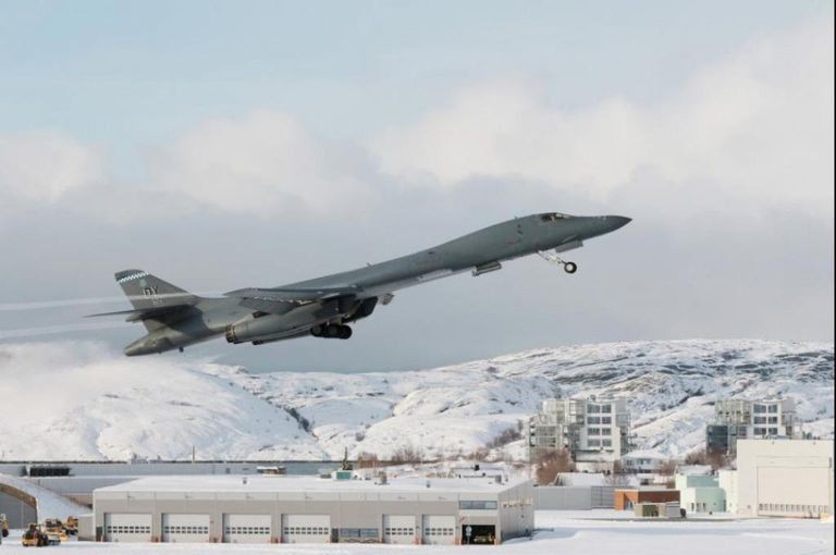  Máy bay ném bom B-1B Lancer, có biệt danh “hiệp sỹ bóng đêm”, đã hạ cánh xuống căn cứ không quân Bodo, ở phía bắc Na Uy vào ngày 7/3/2021. Đây là một trong 4 máy bay ném bom của Không đoàn ném bom số 7, thuộc căn cứ không quân Dyess ở Texas.