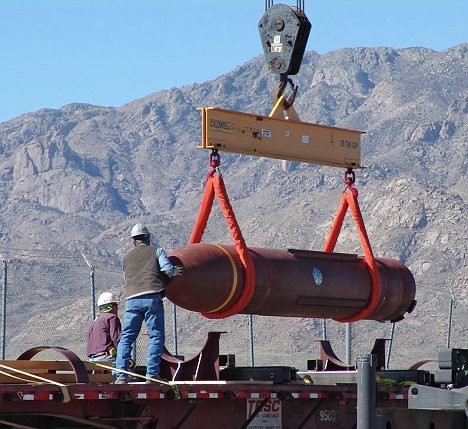 Đầu tiên phải nhắc đến là siêu  bom thông minh GBU-57, là loại bom lớn nhất trên thế giới, chỉ có thể vận chuyển bởi những loại máy bay chuyên biệt của không quân Mỹ. GBU-57 là loại bom có điều khiển, dẫn đường bằng GPS, chiều dài gần 6 m, trọng lượng 13,6 tấn, trọng lượng phần chiến đấu 2,5 tấn.