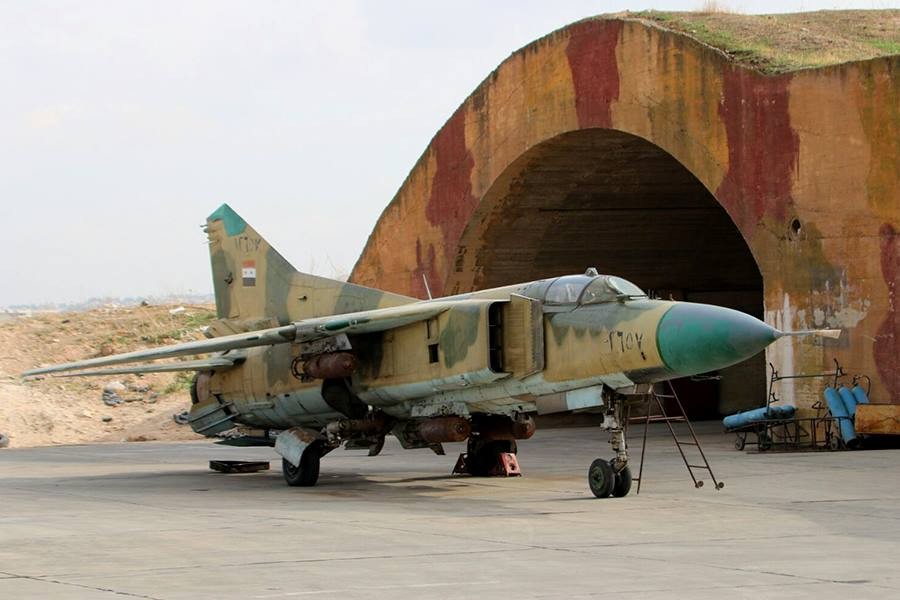 Trước khi được trang bị máy bay  tiêm kích MiG-29 vào cuối những năm 1980, Syria là khách hàng hàng đầu mua máy bay chiến đấu MiG-23 Flogger của Liên Xô trong Chiến tranh Lạnh và là nước đầu tiên mua máy bay này vào năm 1974.