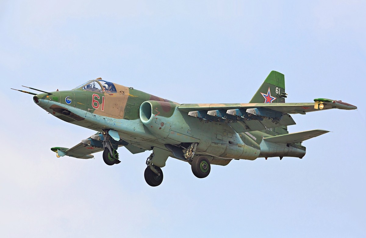  Cường kích Su-25 Frogfoot, được gọi là Grach hoặc “Rook” bởi các phi công Nga, là một trong những máy bay có thể không được trang bị nhiều công nghệ hiện đại, nhưng lại được trang bị rộng rãi trên toàn thế giới, bởi vì nó cung cấp rất hiệu quả hỏa lực, cho các lực lượng chiến đấu mặt đất. 