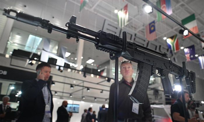 Công ty chế tạo vũ khí Kalashnikov Concern của Nga đã chế tạo một loại  súng trường tấn công mới cho các đơn vị đặc nhiệm của Nga, đó là khẩu AK-12SP. Khẩu súng mới này đã được công bố trong cuộc triển lãm quân sự Army 2021 tại ngoại ô Thủ đô Moscow vào cuối tháng 8/2021.  